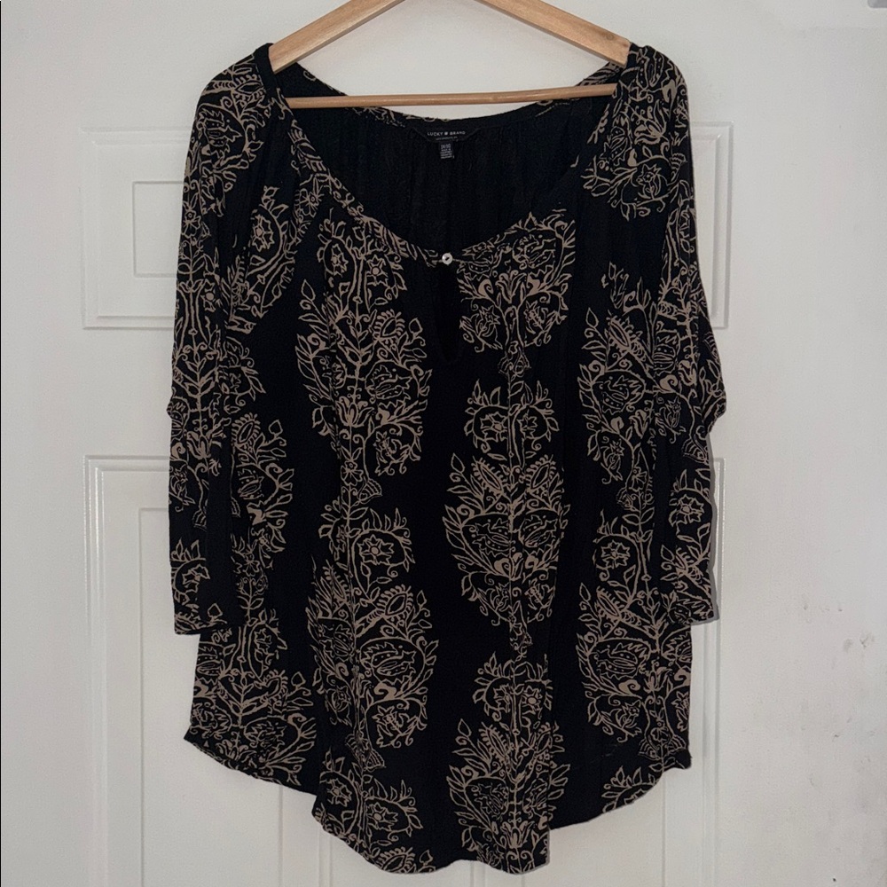 Lucky Brand Black Top with Tan Botanical Print Size 1X